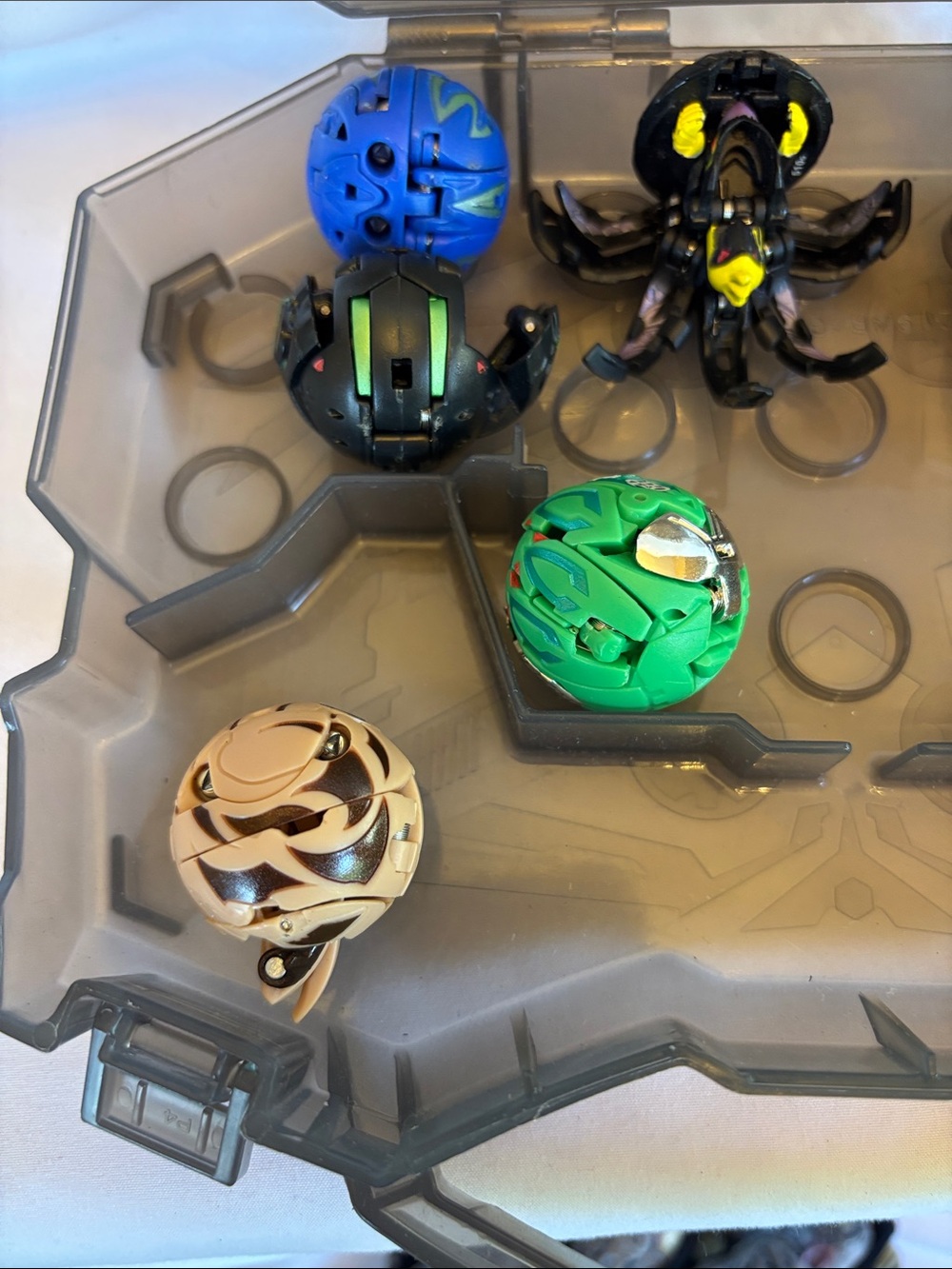 LOT OF 8 OFFICIAL BAKUGAN BATTLE BRAWLERS WITH TRANSLUCENT GREY CARRY CASE - Picture 6 of 12